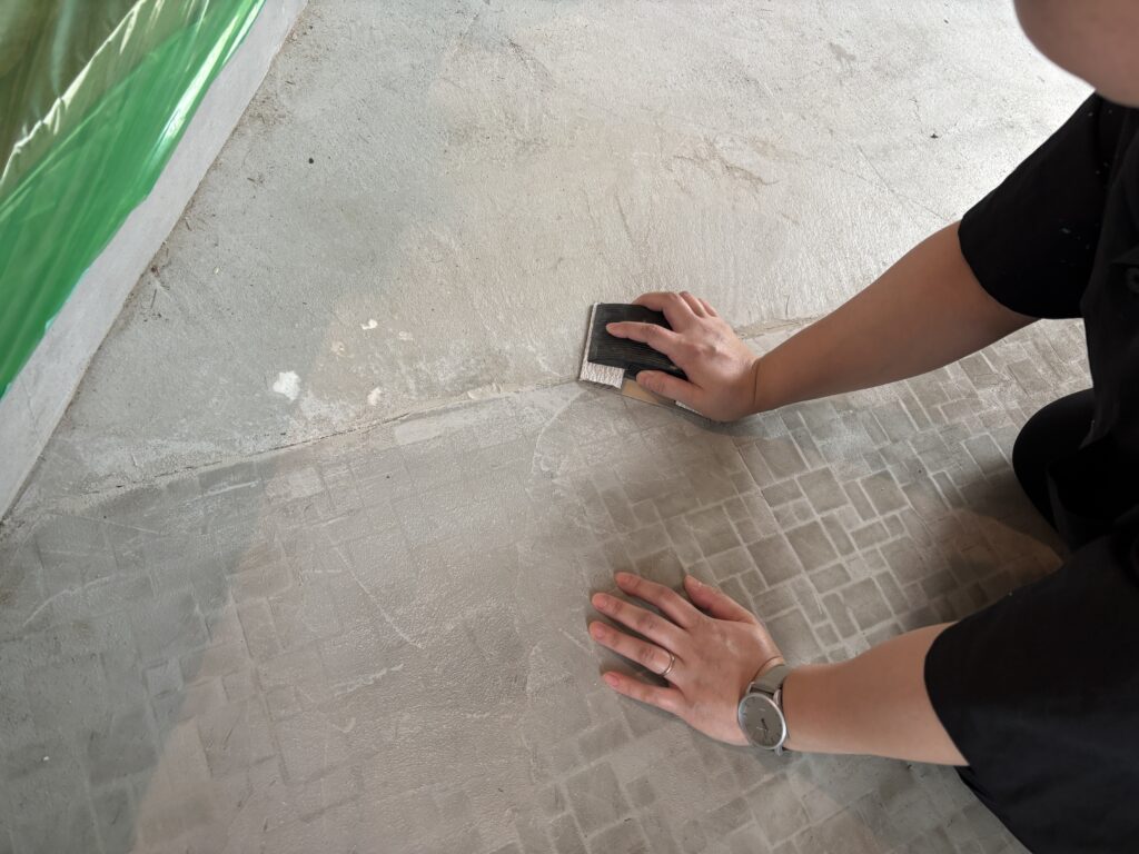 施工面をやすりがけ