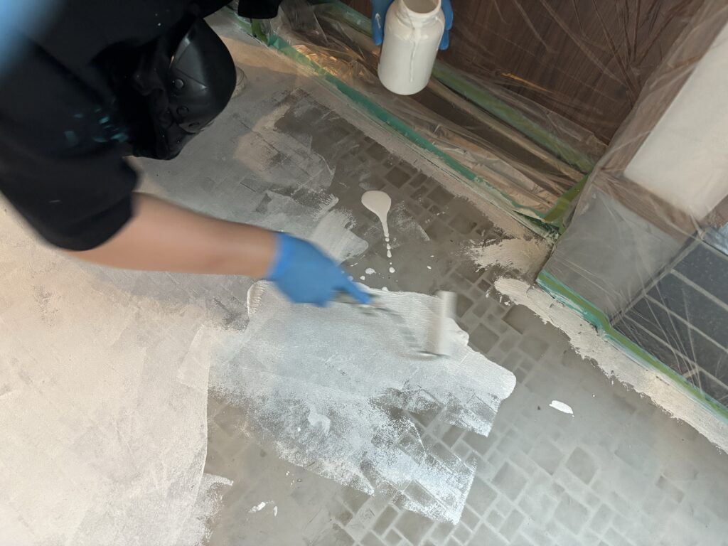 施工面にモルクラフト強力プライマーを塗る