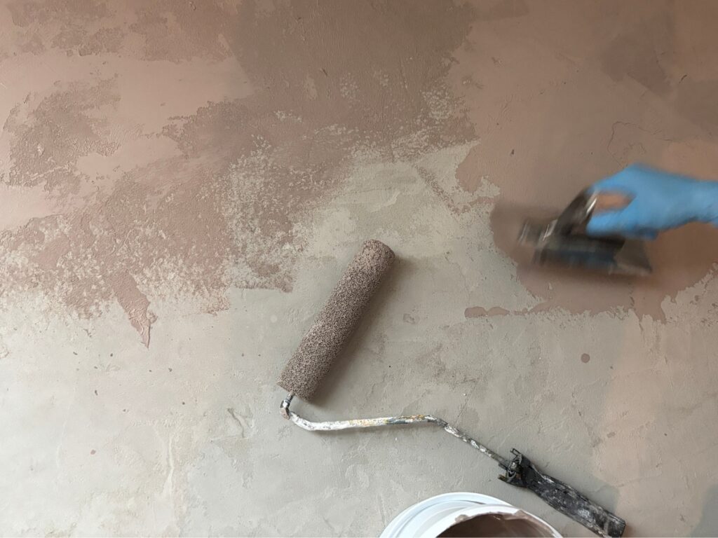 マスチックローラーでモルクラフト主材を塗り広げてコテで塗りつける